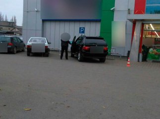 На Закарпатті оштрафували двох водіїв, які залишали авто на стоянці для людей з інвалідністю