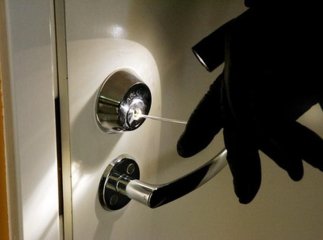 Невідомий злочинець посеред білого дня вкрав дорогі каблучки