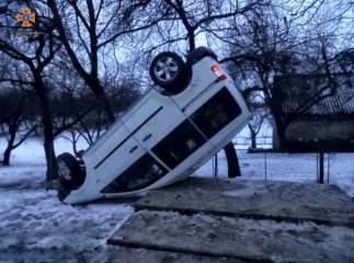 Біля авто стояв розгублений батько і тримав на руках непритомну доньку: в області сталась ДТП