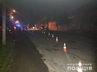Під колеса автомобіля потрапила 93-річна жінка, яка, ймовірно, йшла посередині проїжджої частини