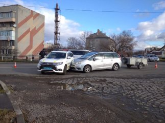 У Мукачеві ДТП: зіткнулись іномарка та автомобіль патрульної поліції