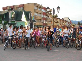 Хустяни провели святковий велопробіг до Дня Прапора