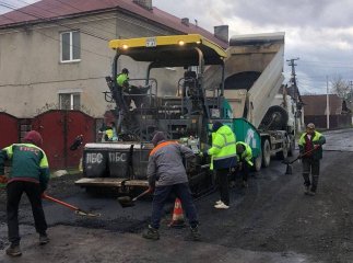 Ремонтують ще одну дорогу на Закарпатті, яка потребувала оновлення Ремонтують ще одну дорогу на Закарпатті, яка потребувала оновлення