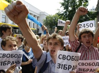 В Ужгороді щодо права на зібрання "обманюють" Конституцію, а Хуст живе 1978-м роком