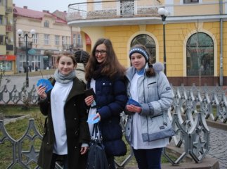 Мукачівцям активно пропонують замінити цигарки на ковзани (ФОТО)