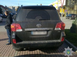 В Ужгороді поліція виявила елітний позашляховик, який згідно бази даних був знятий з обліку