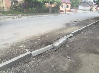 У Хусті водії "знесли" нововстановлені бордюри