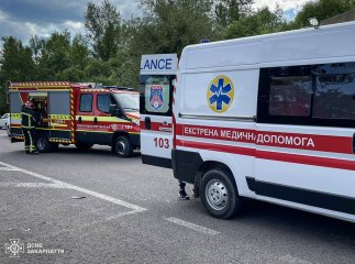 Водія затиснуло в автомобілі: рятувальники опублікували фото з місця ДТП