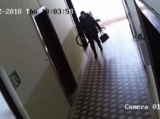 Ворожіння у Міжгірському районному суді? Жінка влаштувала дивний ритуал перед кабінетом одного із суддів