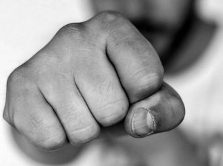 У Мукачеві на автобусній зупинці напали на жінку