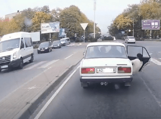 Фейсбук облетіло відео, яке зняли біля ринку "ГІД" у Мукачеві