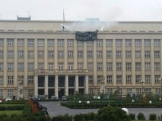 Активісти "Карпатської Січі" вивісили на даху Закарпатської ОДА величезний банер
