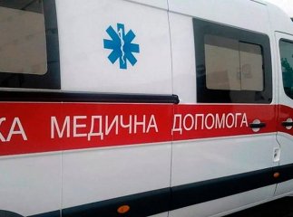 Група осіб побили водія "швидкої" та перехожого