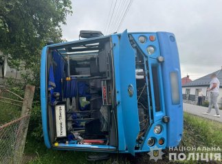 Поліція показала фото та розповіла про перекидання автобуса на Закарпатті Поліція показала фото та розповіла про перекидання автобуса на Закарпатті