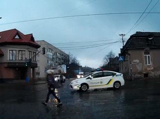 Очевидець зняв на відео порушення мукачівськими патрульними ПДР