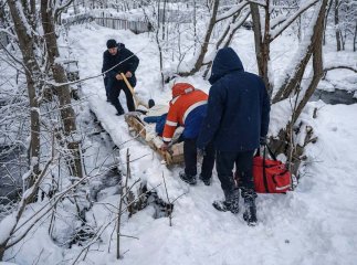 Сюди машина заїхати не змогла: чоловіка на санчатах доправляли до «швидкої»