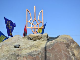 Вандали зрізали тризуб України на пам’ятнику в смт. Солотвино (ФОТО)