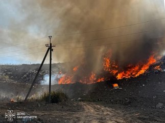 Рятувальники з трьох міст гасять масштабну пожежу на сміттєзвалищі