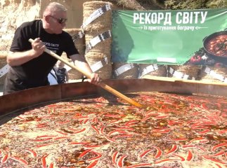 Обійшли Закарпаття на 300 літрів: зварено найбільший у світі бограч