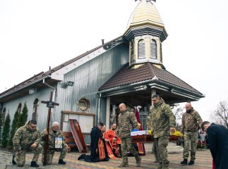 У Мукачеві навколішках прощалися з полеглим Героєм