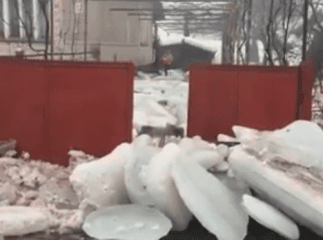 У Кольчині велика вода залишила після себе у дворах людей величезні брили льоду