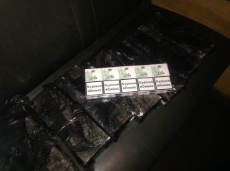 Закарпатські прикордонники в автомобілі та в поїзді виявили контрабандні сигарети