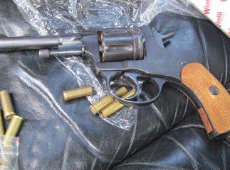 Зловмисник з револьвером в руці погрожував чоловіку розправою