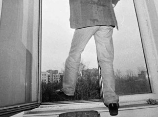 В Ужгороді п’яного самогубця зняли з криші будинку