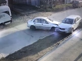 П’яна водійка на швидкості влетіла в авто, в якому було немовля: відео з камер спостереження