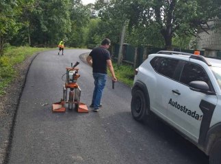 На Хустщині перевіряють якість нового асфальту, який поклали на дорогу