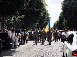 На похорон прийшли сотні людей: Мукачево попрощалося із Романом Жуком