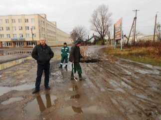 У Берегові утворилось загадкове провалля з якого просочується рідина, схожа на нафту (ФОТО)