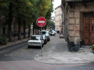 В Ужгороді жінка не виконала вимогу дорожнього знаку