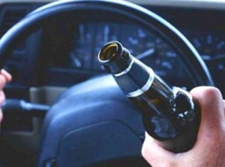 На Мукачівщині чоловік пив пиво просто на капоті своєї автівки, а потім сів за кермо
