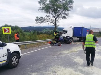 Авто перетворилось на купу металобрухту: оприлюднено фото смертельної ДТП