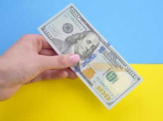 Що діється з курсом долара: в обмінниках він стрімко дорожчає Що діється з курсом долара: в обмінниках він стрімко дорожчає