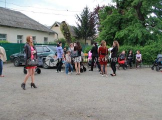 В Ужгороді жінки з маленькими дітьми заблокували базу колишнього спецпідрозділу "Беркут" і не пускають своїх чоловіків у Харків (ФОТОФАКТ)