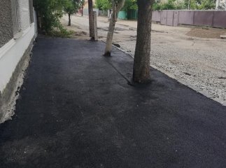 Закарпатців здивувало те, як у Берегові заасфальтували тротуар