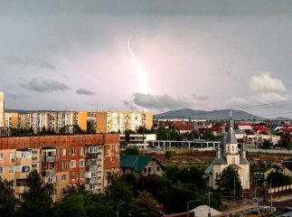 Гроза над Ужгородом: у мережі показали світлини блискавок