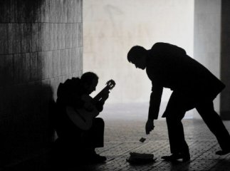 На ужгородському вокзалі жінка жебракувала з шестирічною онукою