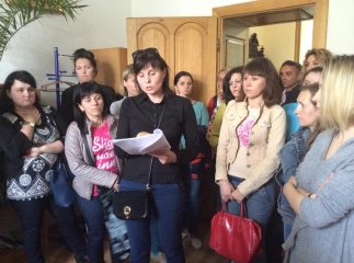 Обурені батьки пікетують Мукачівський міськвиконком (ФОТО)