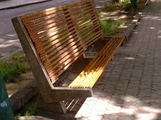 Ужгородцям доводиться сидіти на поламаних лавицях