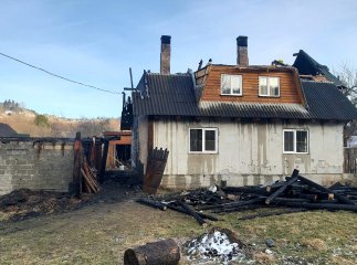 На Рахівщині горів будинок. Господарі перебувають за кордоном, а пожежу помітили сусіди