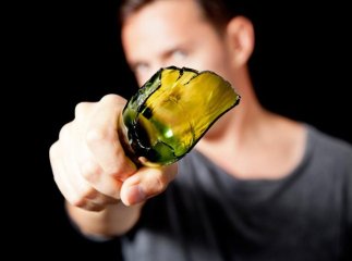 Приставивши до горла жителя Кольчина частину розбитої пляшки двоє зловмисників побили і пограбували його 