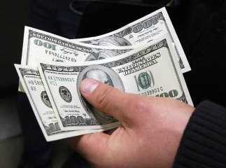 Долар перед вихідними різко пішов вниз: оновлений курс валют