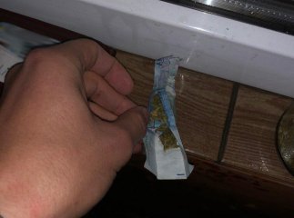 В Ужгороді поліція вилучила у молодиків наркотичні речовини та балончик з аерозольною фарбою