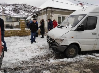 Маршрутка, в якій було чимало пасажирів, потрапила в аварію