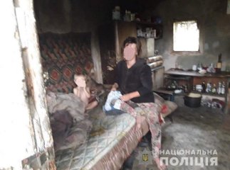 Двох дітей забрали від матері, яка пиячила