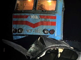 Страшне зіткнення автомобіля з електропотягом: двоє людей загинуло