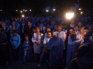 Молитва "Отче наш" вісьмома мовами та Гімн України у момент сходу сонця: початок Дня Незалежності на Закарпатті